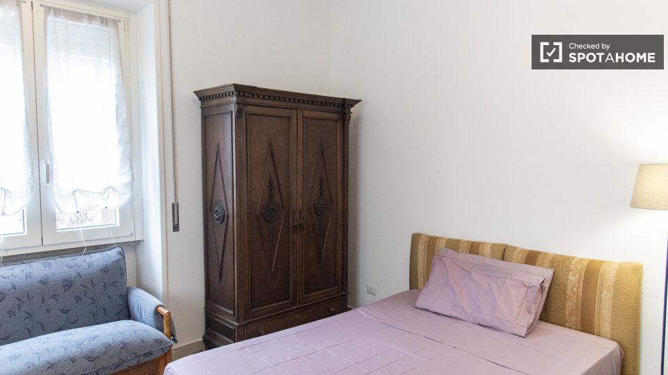 Immagine 2 di Camera condivisa in affitto  in Via Vetulonia a Roma