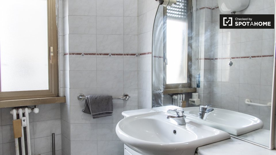 Immagine 11 di Camera condivisa in affitto  in Via Bartolomeo Colleoni a Roma