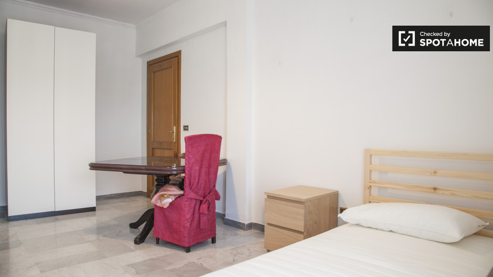 Immagine 5 di Camera condivisa in affitto  in Via Sestio Menas a Roma