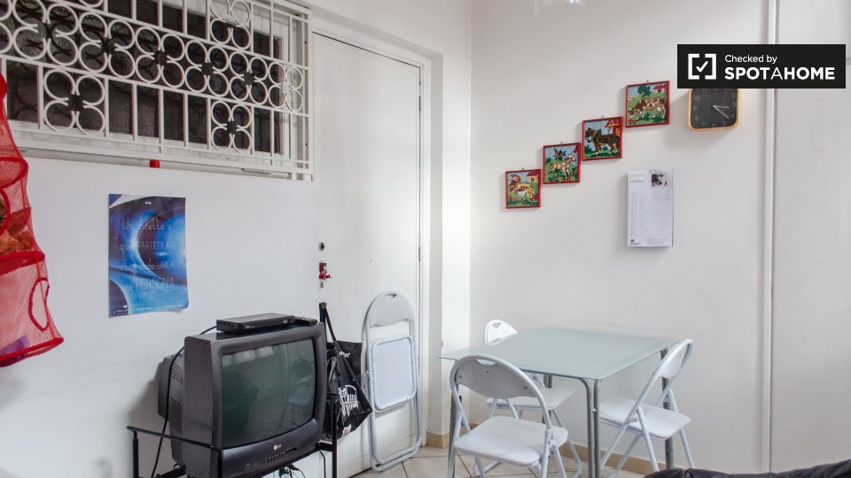 Immagine 14 di Camera condivisa in affitto  in Via Francesco De Vico, 00142 Roma RM, Italy a Roma