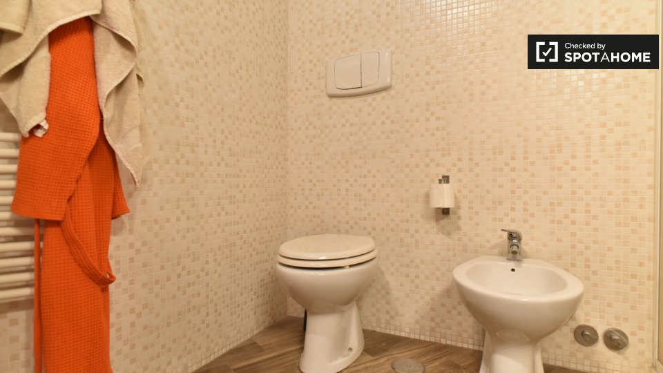 Immagine 13 di Camera condivisa in affitto  in Piazza Vittorio Emanuele II, 00185 Roma RM, Italy a Roma