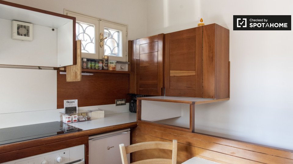 Immagine 6 di Appartamento in affitto  in Via del Pavone a Roma