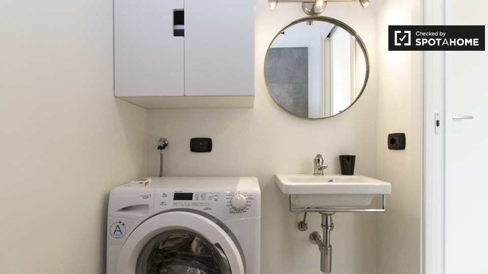 Immagine 14 di Ufficio in affitto  in Via Lorenteggio a Milano