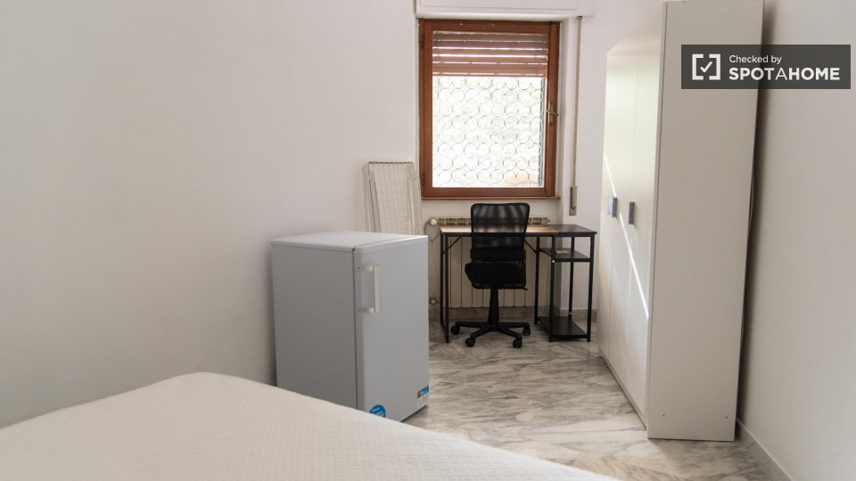 Immagine 18 di Camera condivisa in affitto  in Via dei Radiotelegrafisti a Roma