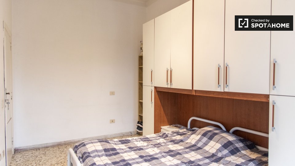Immagine 3 di Camera condivisa in affitto  in Via Ostiense a Roma