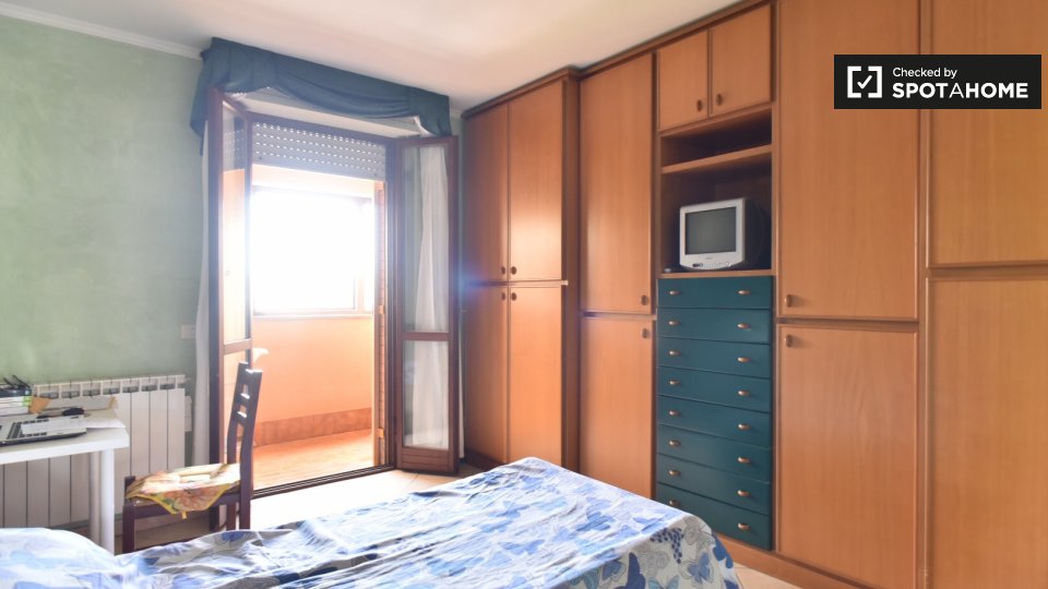 Immagine 18 di Camera condivisa in affitto  in Via Tullio Garbari, 00125 Roma RM, Italy a Roma