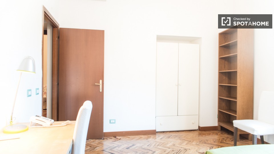 Immagine 3 di Camera condivisa in affitto  in Via Napoli a Roma