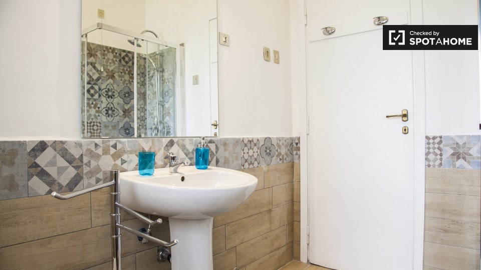 Immagine 11 di Camera condivisa in affitto  in Via Angelo Emo, 00136 Roma RM, Italy a Roma