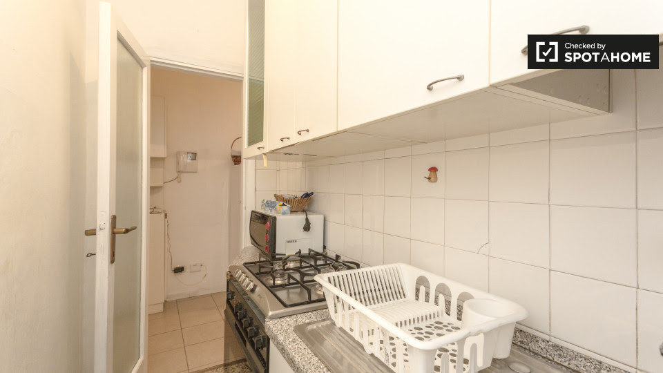 Immagine 12 di Camera condivisa in affitto  in Via Salasco a Milano