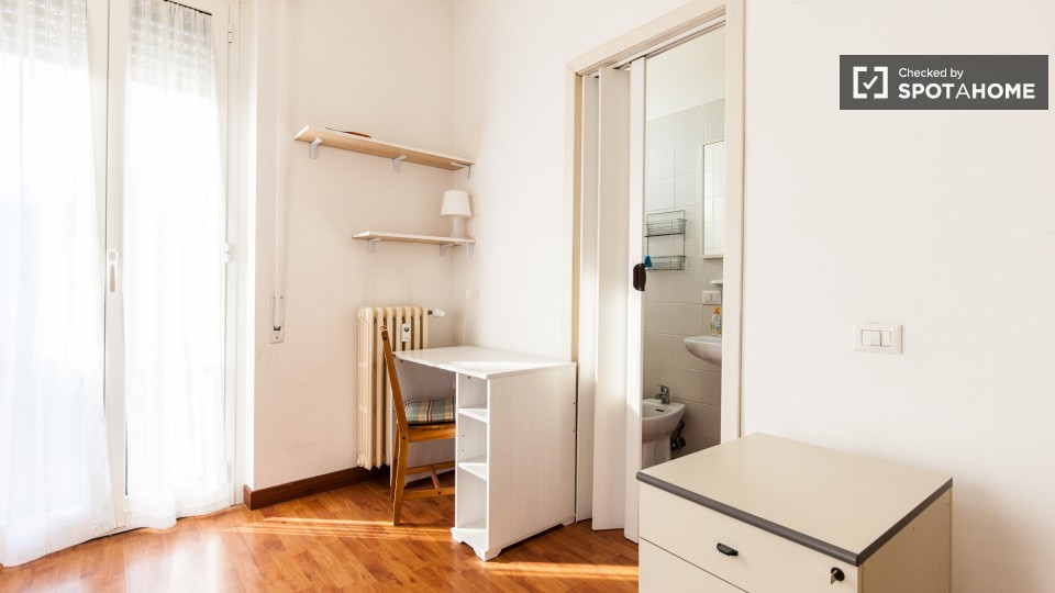 Immagine 7 di Camera condivisa in affitto  in Via del Fontanile Arenato a Roma