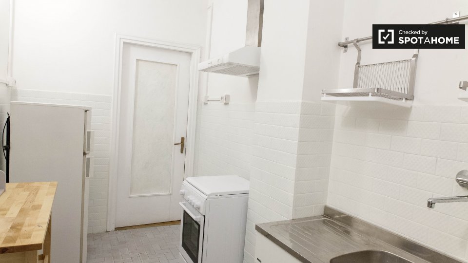 Immagine 11 di Camera condivisa in affitto  in Via Paola Falconieri a Roma