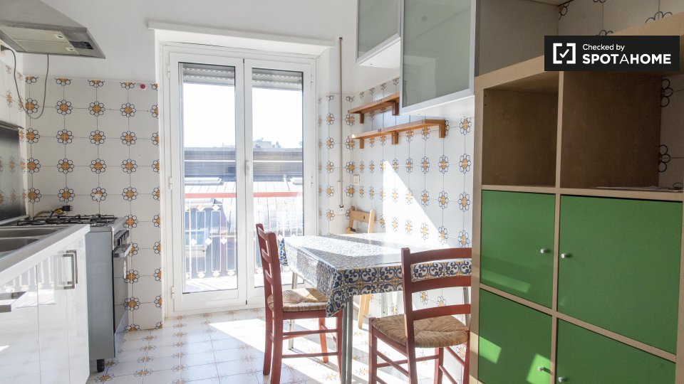 Immagine 5 di Camera condivisa in affitto  in Via Antonino Pio a Roma