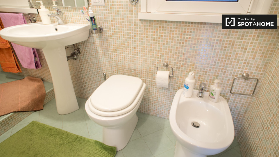 Immagine 14 di Camera condivisa in affitto  in Largo dei Colli Albani a Roma