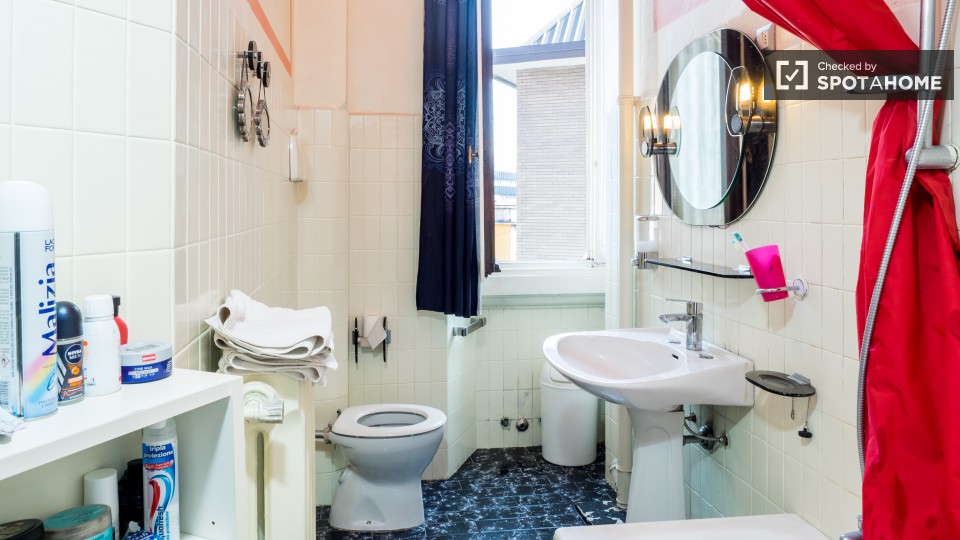 Immagine 18 di Camera condivisa in affitto  in Viale Edoardo Jenner a Milano