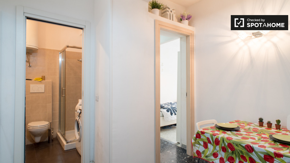 Immagine 11 di Camera condivisa in affitto  in Via Casilina a Roma