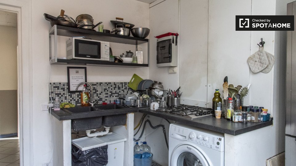 Immagine 8 di Camera condivisa in affitto  in Viale Regina Margherita, 00198 Roma RM, Italy a Roma