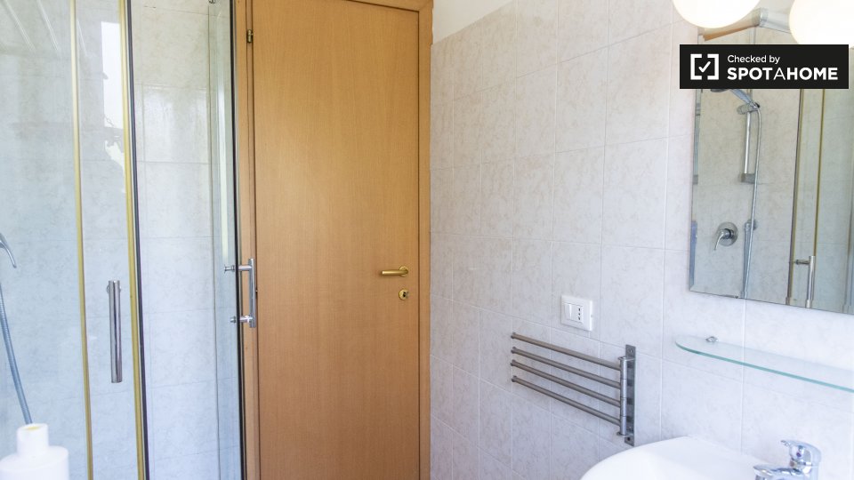 Immagine 13 di Camera condivisa in affitto  in Via Portuense a Roma