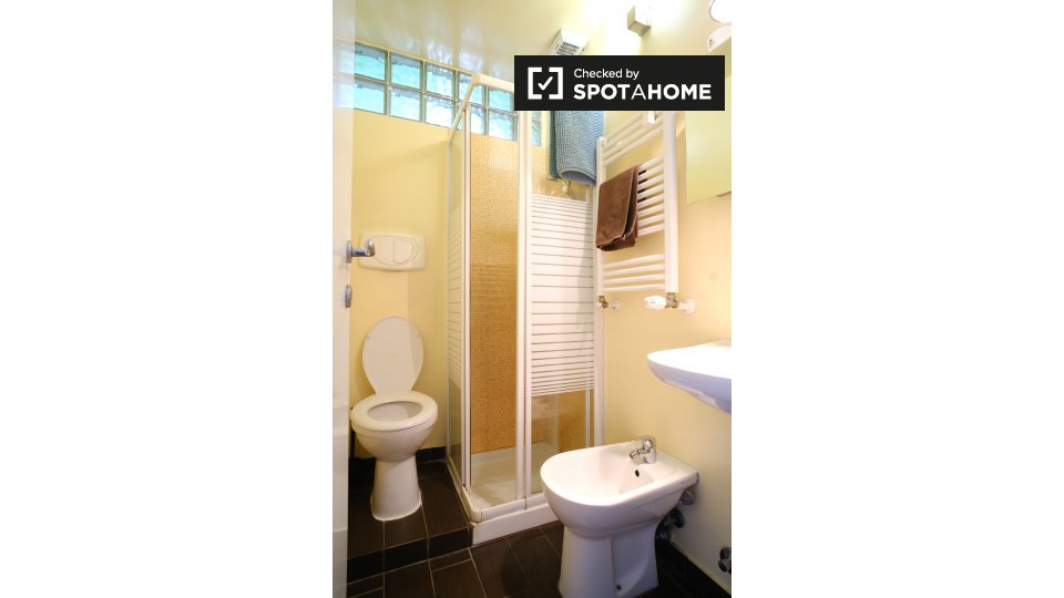 Immagine 14 di Camera condivisa in affitto  in Via Appia Nuova a Roma