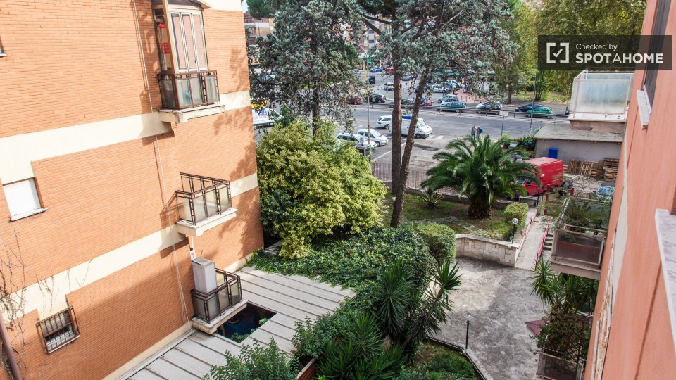 Immagine 15 di Camera condivisa in affitto  in Viale Jonio a Roma