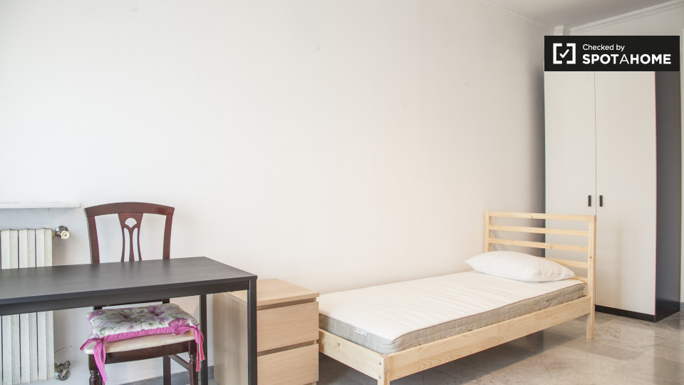 Immagine 3 di Camera condivisa in affitto  in Via Sestio Menas a Roma