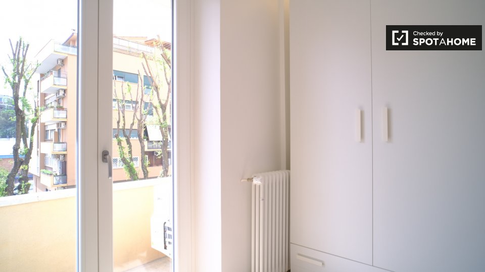 Immagine 4 di Camera condivisa in affitto  in Largo Ettore Marchiafava a Roma