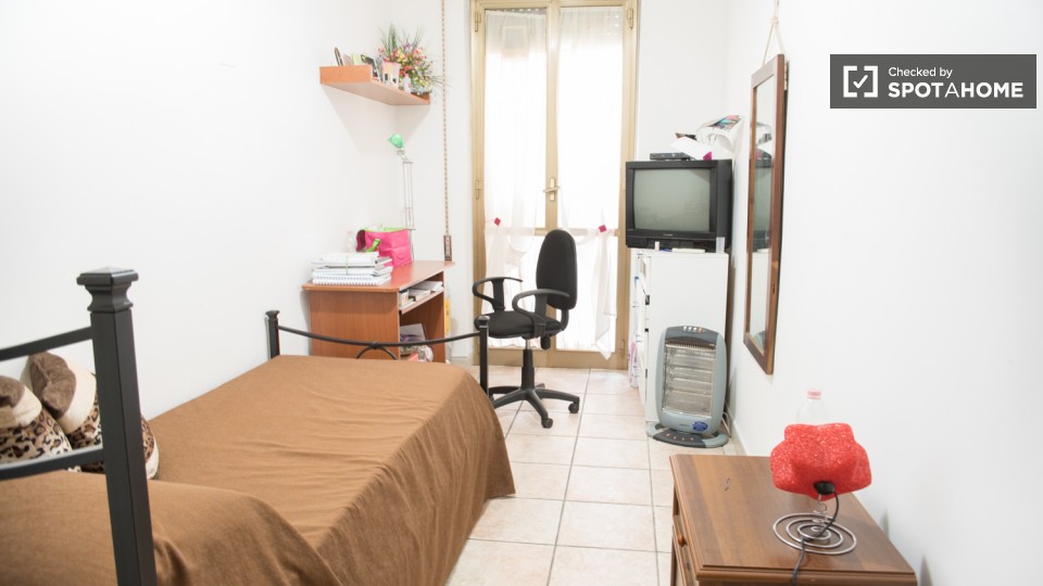 Immagine 1 di Camera condivisa in affitto  in Via Ostiense a Roma