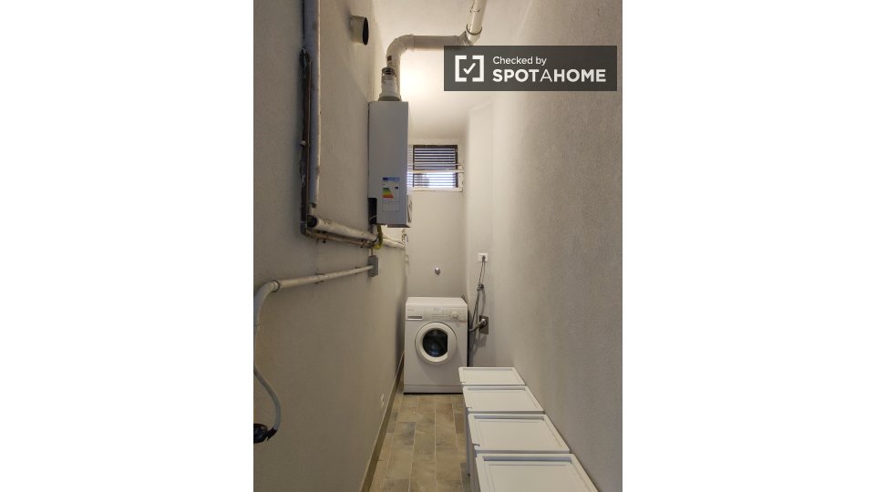 Immagine 11 di Camera condivisa in affitto  in via Barzoni a Milano