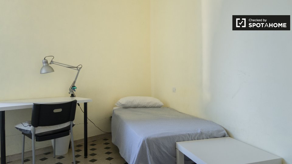 Immagine 9 di Camera condivisa in affitto  in Piazza Vittorio Emanuele II, 00185 Roma RM, Italy a Roma