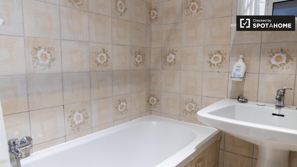 Immagine 18 di Camera condivisa in affitto  in Via Antonino Pio a Roma