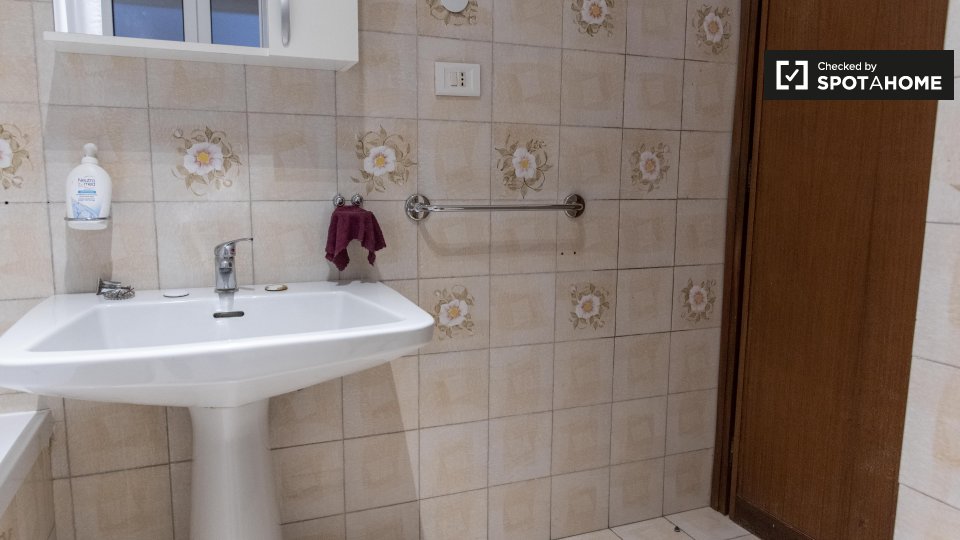 Immagine 19 di Camera condivisa in affitto  in Via Antonino Pio a Roma