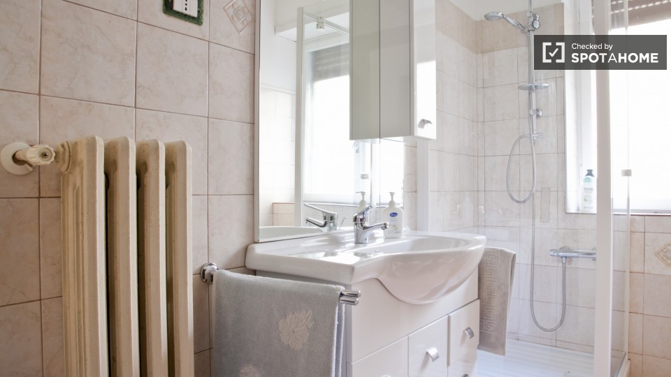 Immagine 11 di Camera condivisa in affitto  in Via Calpurnio Fiamma a Roma