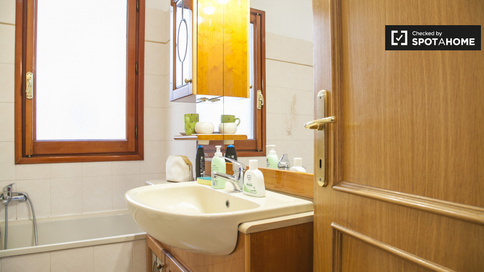 Immagine 12 di Camera condivisa in affitto  in Via Sestio Menas a Roma