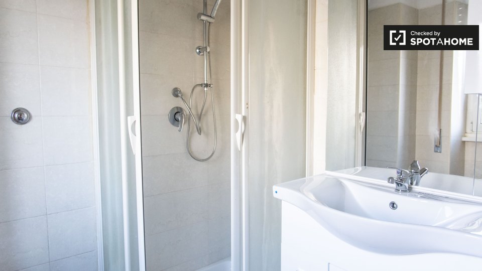 Immagine 15 di Camera condivisa in affitto  in Via Oderisi da Gubbio a Roma