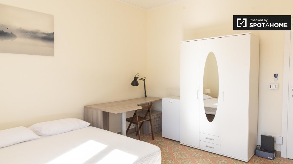 Immagine 2 di Camera condivisa in affitto  in Via Antonino Pio a Roma