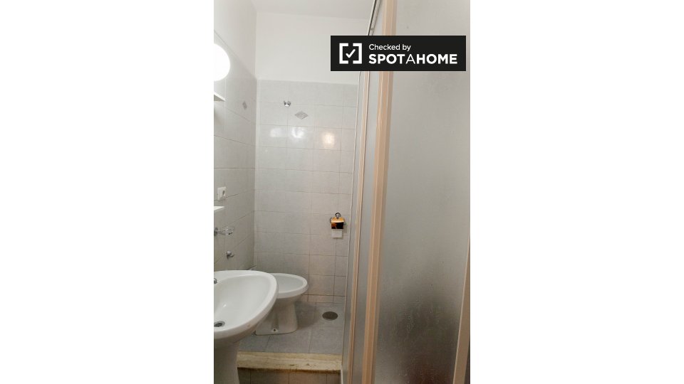 Immagine 13 di Camera condivisa in affitto  in Via Paola Falconieri a Roma