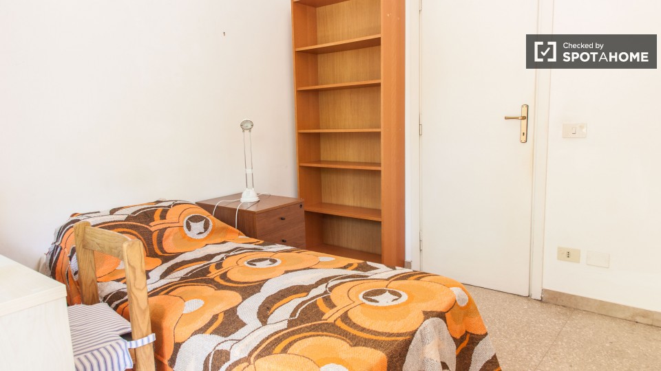 Immagine 3 di Camera condivisa in affitto  in Via Calpurnio Fiamma a Roma