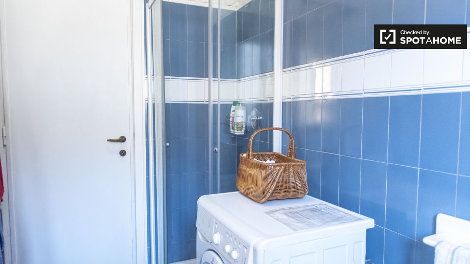 Immagine 19 di Camera condivisa in affitto  in Via Anastasio II a Roma