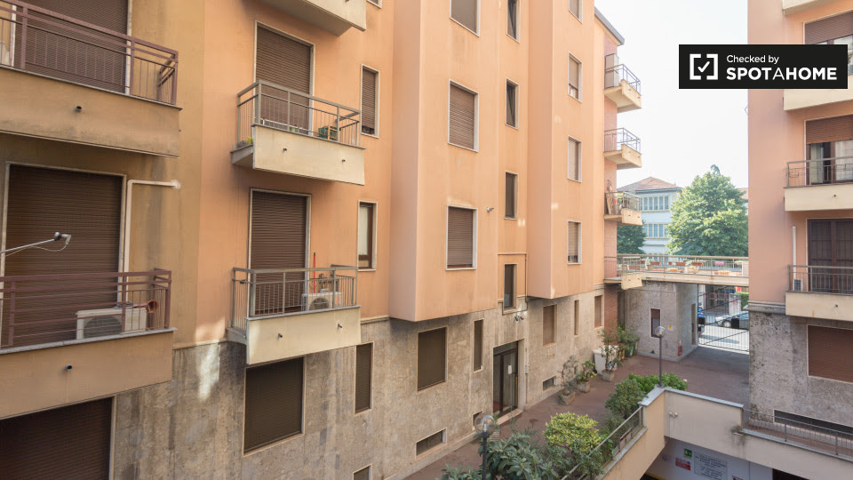 Immagine 18 di Camera condivisa in affitto  in Via Salasco a Milano