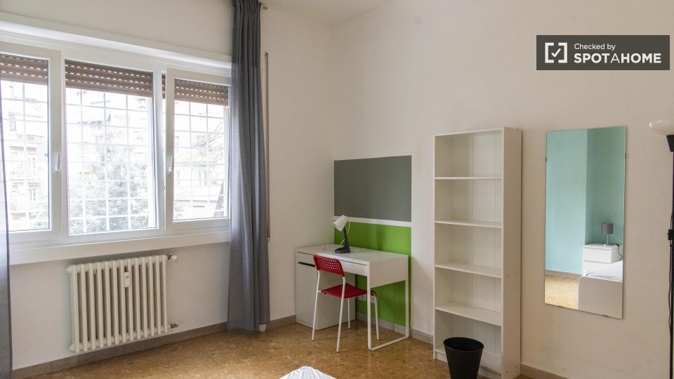 Immagine 2 di Camera condivisa in affitto  in Via Capo Miseno a Roma