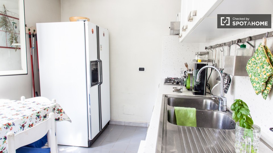 Immagine 9 di Camera condivisa in affitto  in Via Coviello a Roma