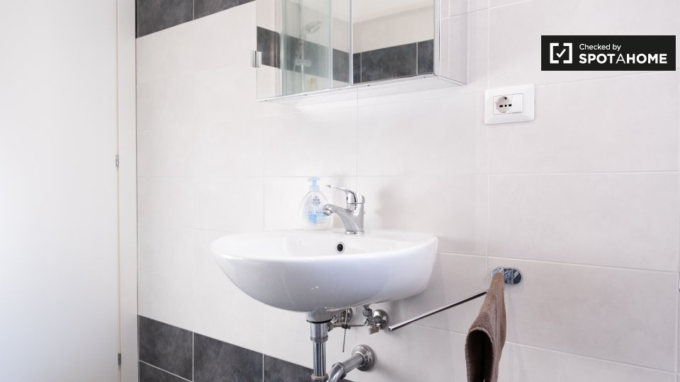 Immagine 16 di Camera condivisa in affitto  in Viale dei Salesiani a Roma