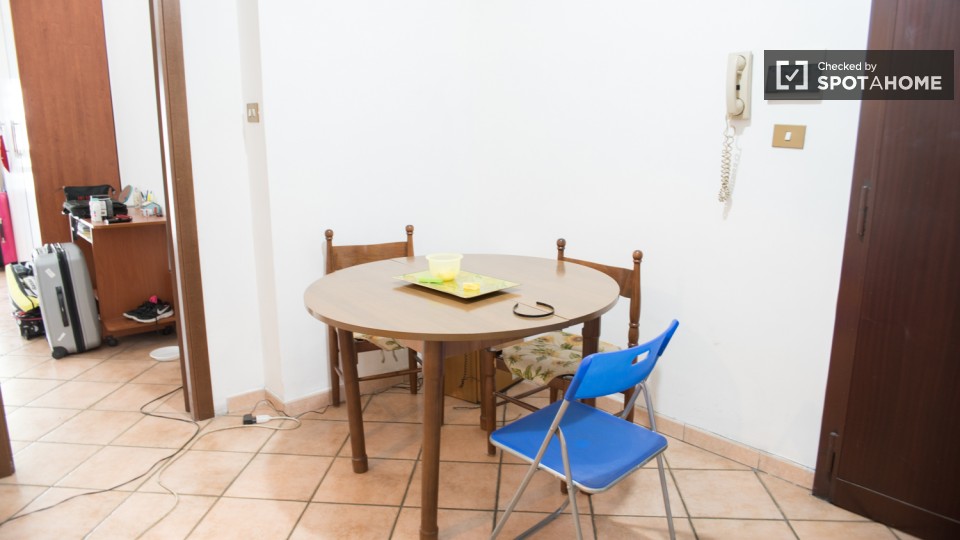 Immagine 4 di Camera condivisa in affitto  in Via Ostiense a Roma