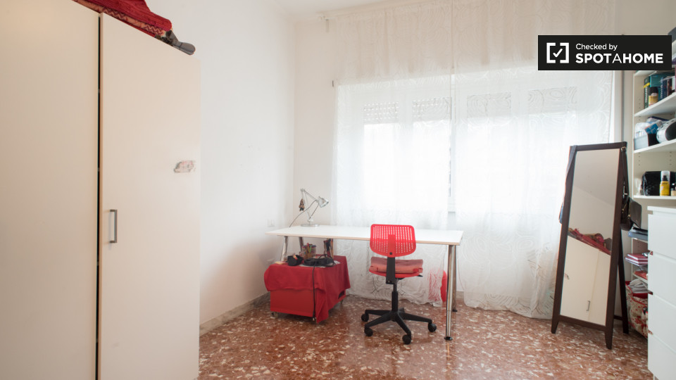 Immagine 4 di Camera condivisa in affitto  in Largo dei Colli Albani a Roma