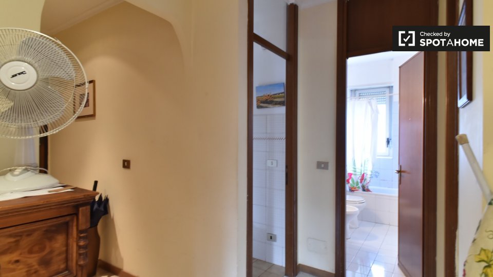 Immagine 17 di Camera condivisa in affitto  in Viale dei Caduti Nella Guerra di Liberazione a Roma