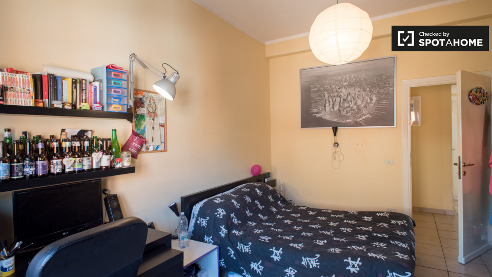 Immagine 5 di Camera condivisa in affitto  in Viale Jonio a Roma