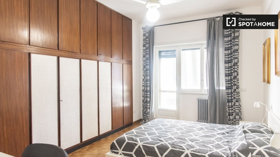 Immagine 11 di Camera condivisa in affitto  in Via Anastasio II a Roma