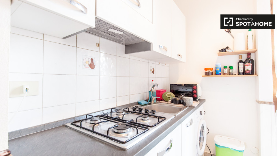 Immagine 10 di Camera condivisa in affitto  in Via Ostiense a Roma