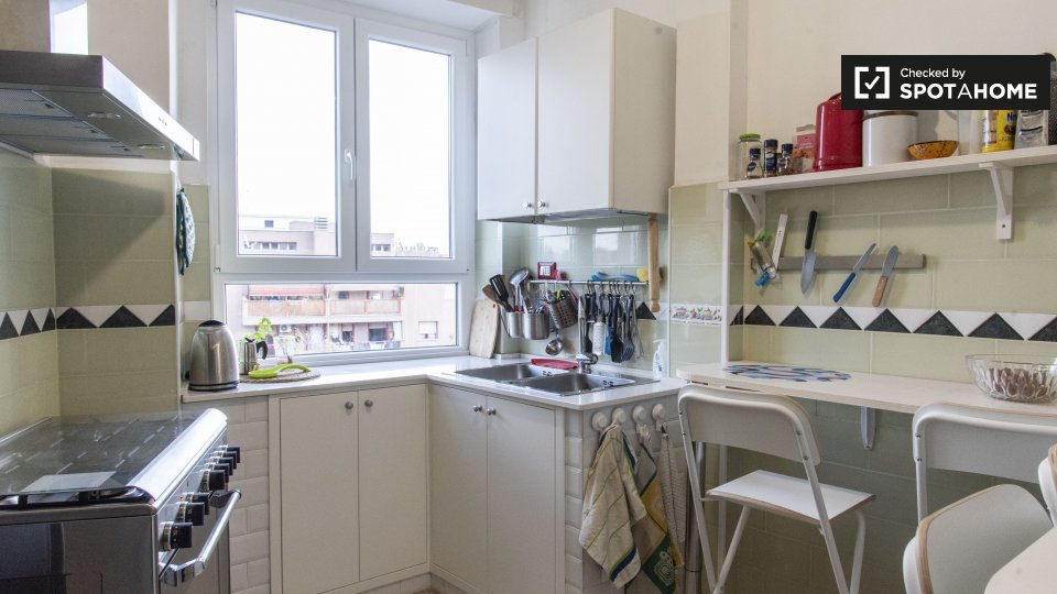 Immagine 9 di Camera condivisa in affitto  in Viale Palmiro Togliatti a Roma