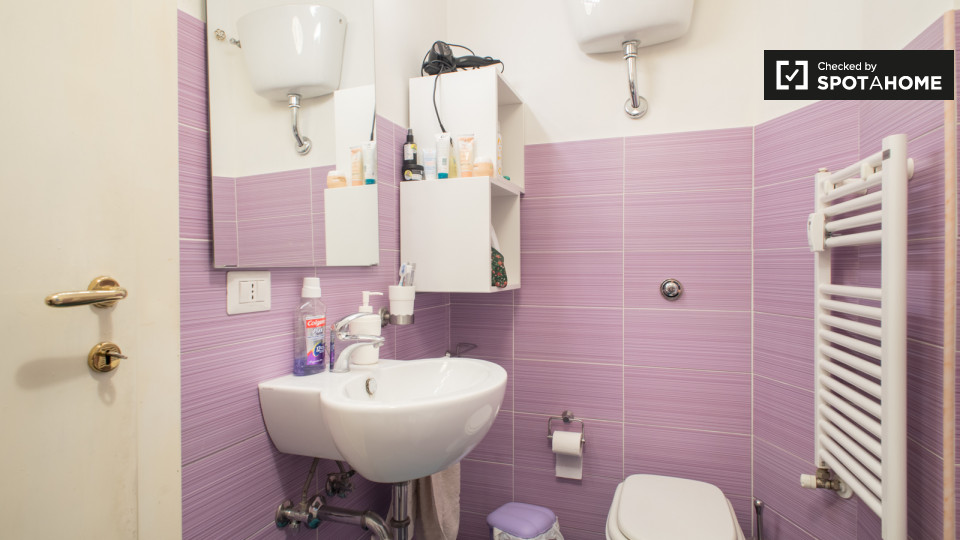 Immagine 10 di Camera condivisa in affitto  in Largo dei Colli Albani a Roma