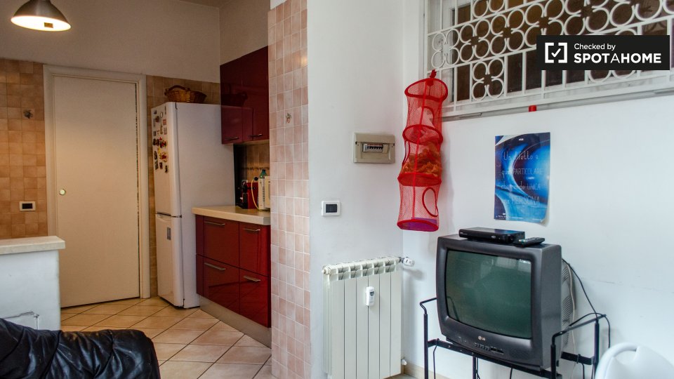 Immagine 12 di Camera condivisa in affitto  in Via Francesco De Vico, 00142 Roma RM, Italy a Roma